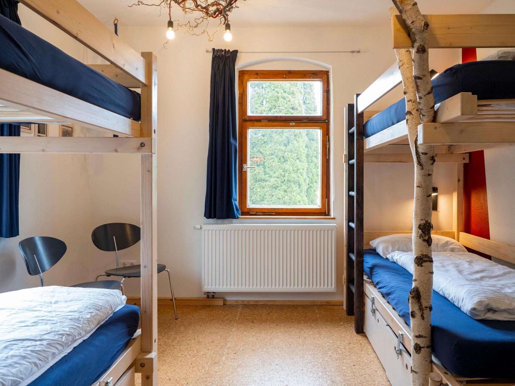 Hinterland Hostel Ратен Екстериор снимка