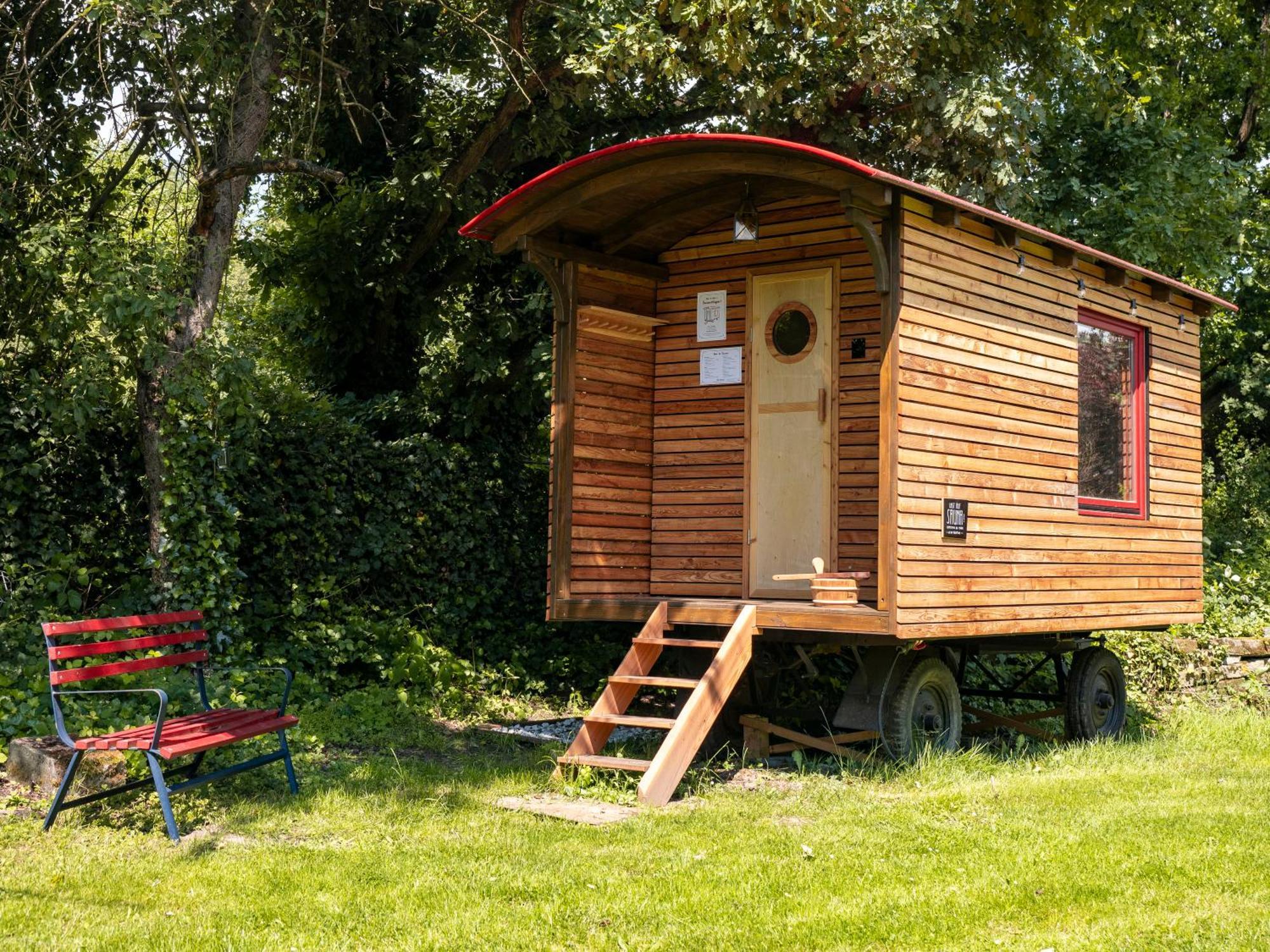 Hinterland Hostel Ратен Екстериор снимка