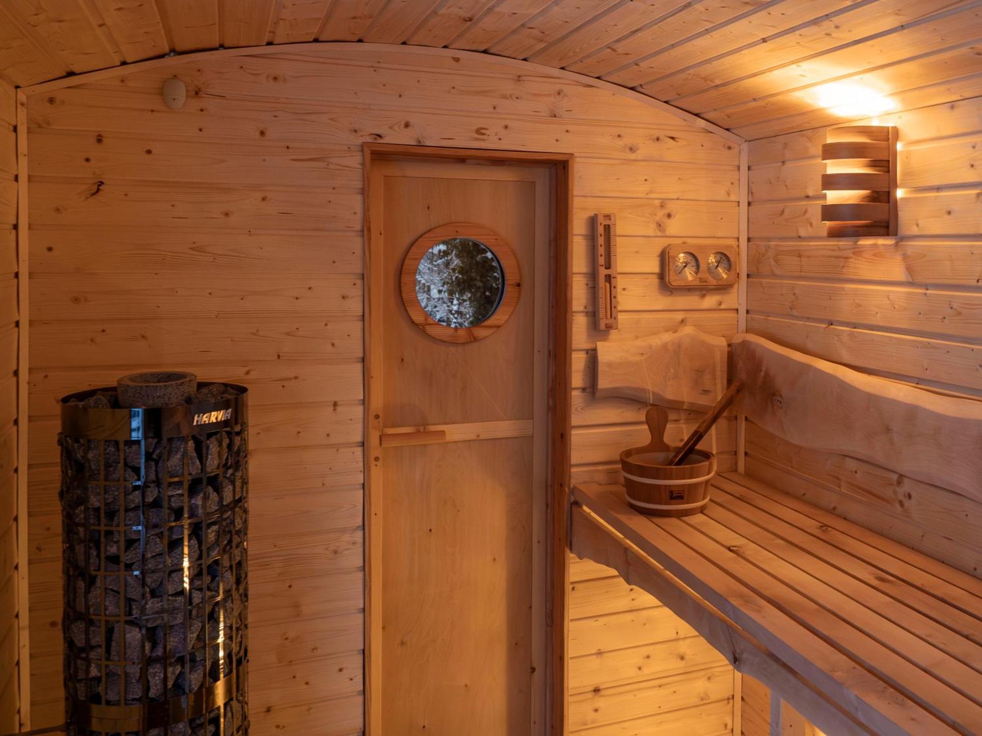 Hinterland Hostel Ратен Екстериор снимка