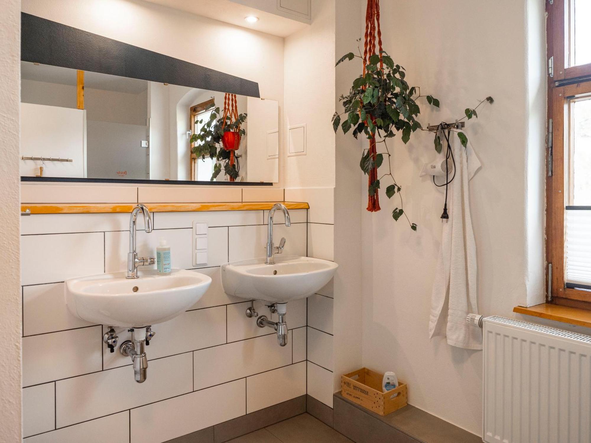 Hinterland Hostel Ратен Екстериор снимка