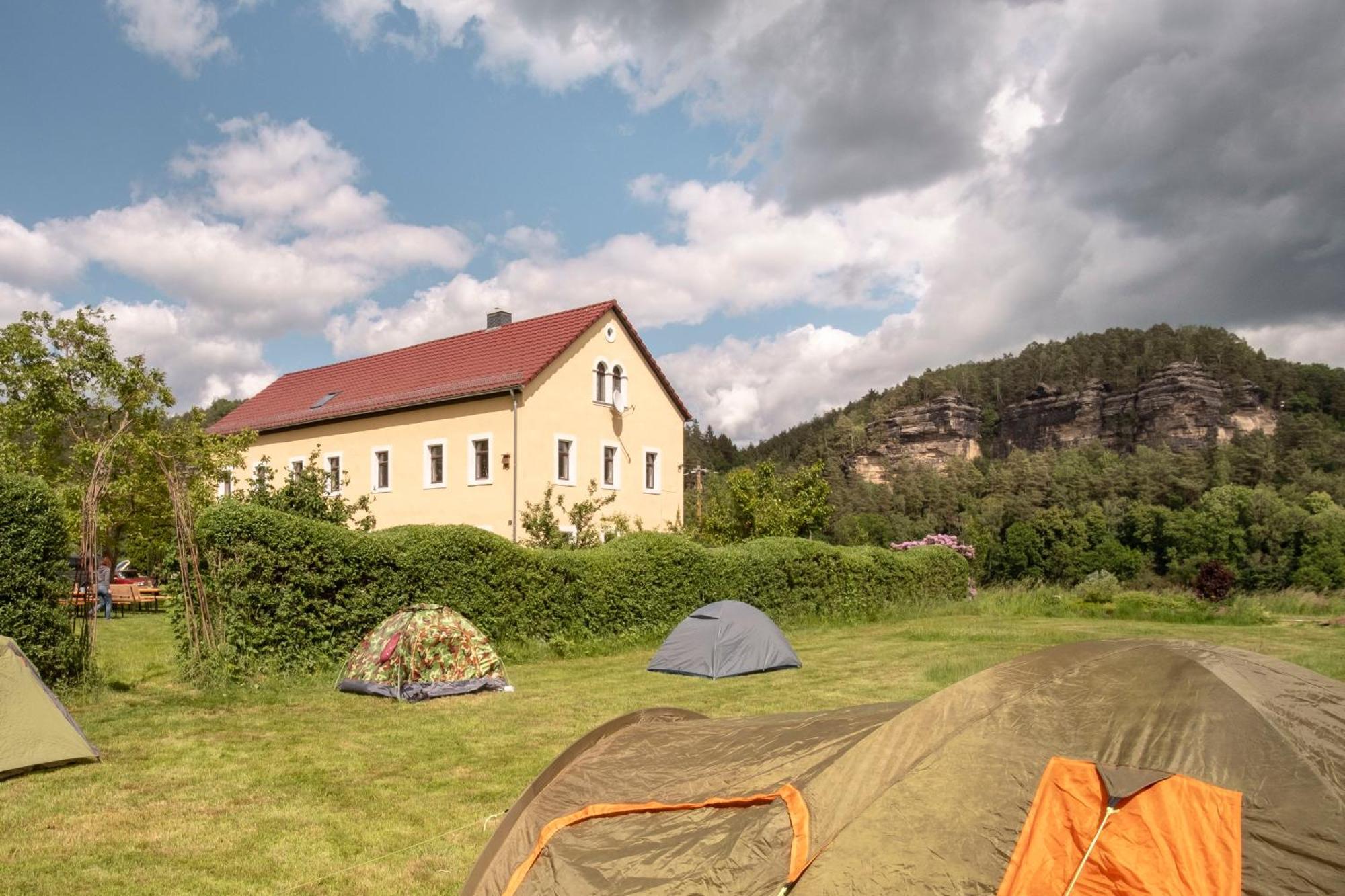 Hinterland Hostel Ратен Екстериор снимка