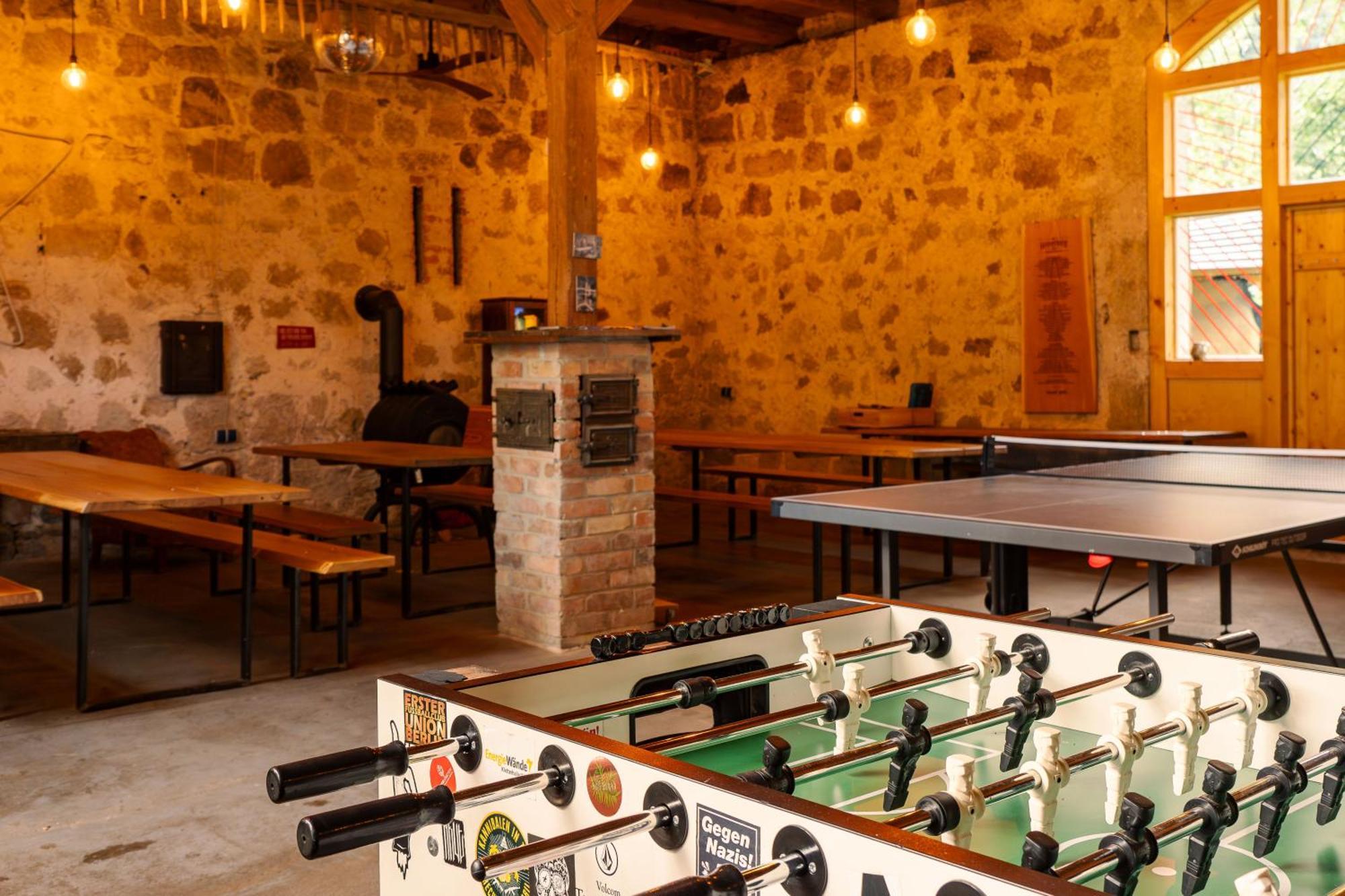 Hinterland Hostel Ратен Екстериор снимка
