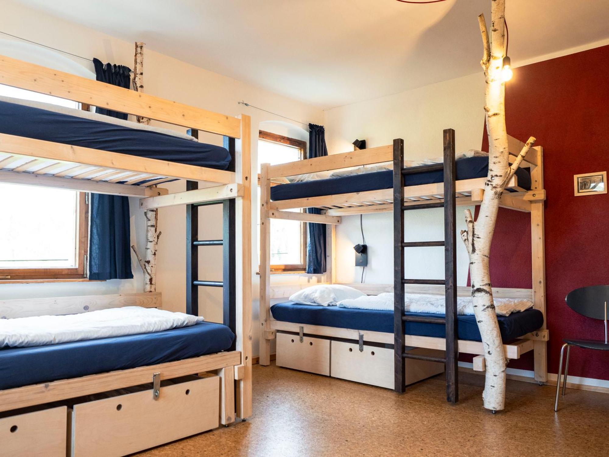 Hinterland Hostel Ратен Екстериор снимка