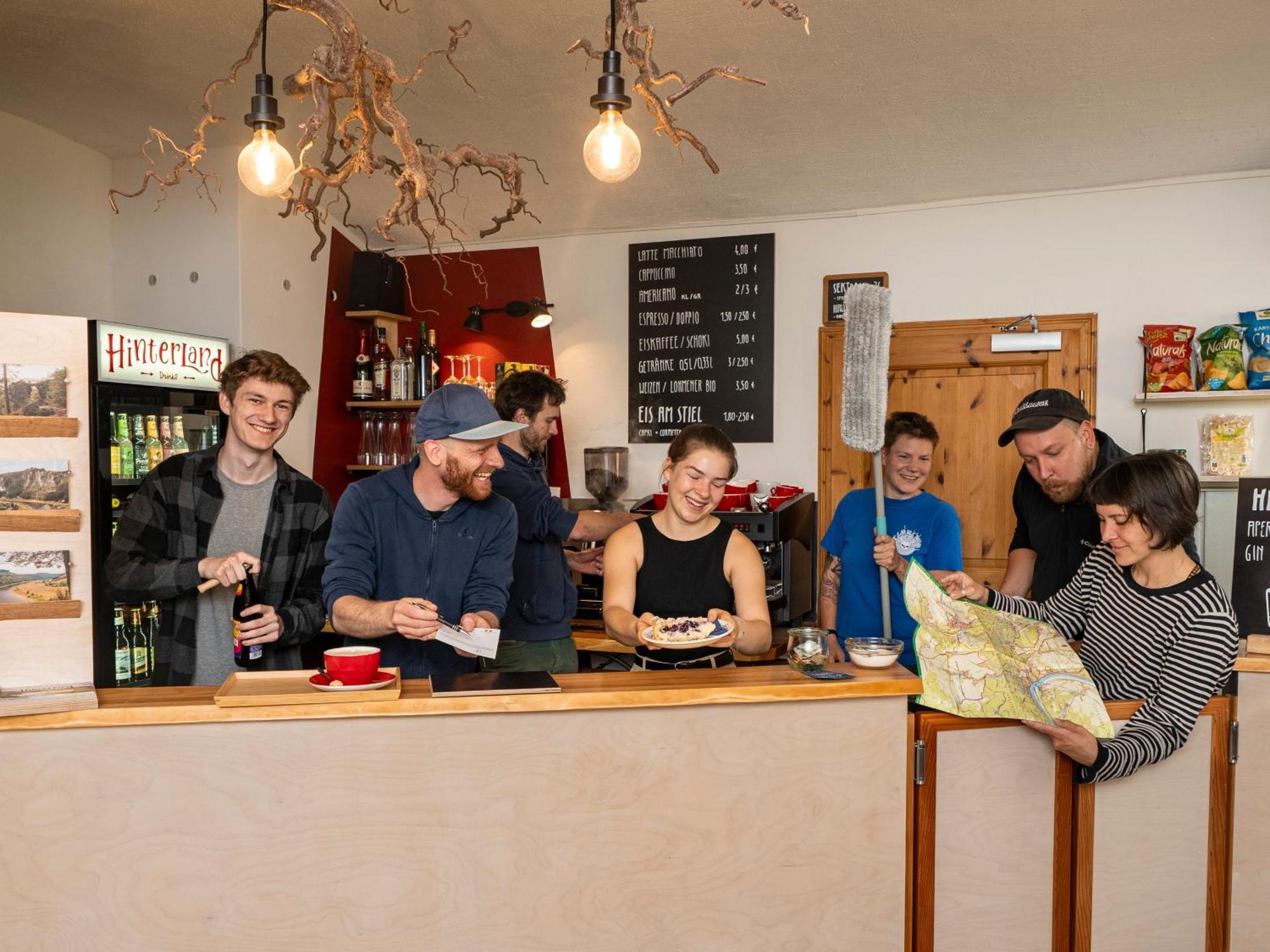 Hinterland Hostel Ратен Екстериор снимка